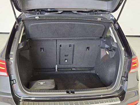 Used 2023 Volkswagen Taos SE w/ Panoramic Sunroof Package image 6