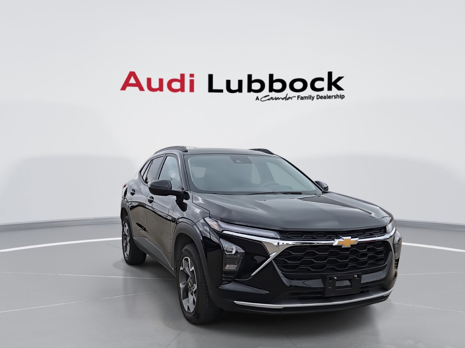 Used 2025 Chevrolet Trax LT FWD image 2