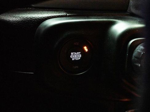 Used 2023 Jeep Gladiator Sport image 16