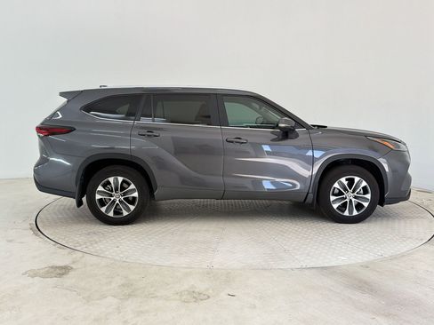 Used 2024 Toyota Highlander XLE FWD image 8