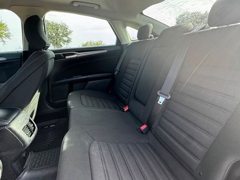 Used 2019 Ford Fusion SE FWD image 12