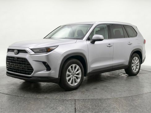 Used 2025 Toyota Grand Highlander FWD image 3