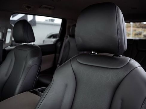 Used 2025 Kia Carnival image 20