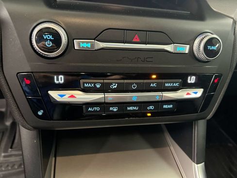 Used 2020 Ford Explorer XLT w/ Equipment Group 202A AWD/4WD image 17