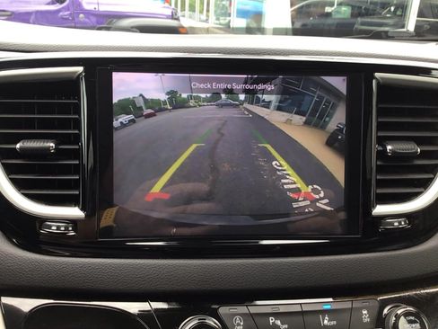 Certified 2024 Chrysler Pacifica Touring-L FWD image 12