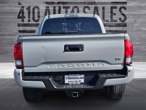 Used 2018 Toyota Tacoma TRD Off-Road w/ Technology Package AWD/4WD image 4