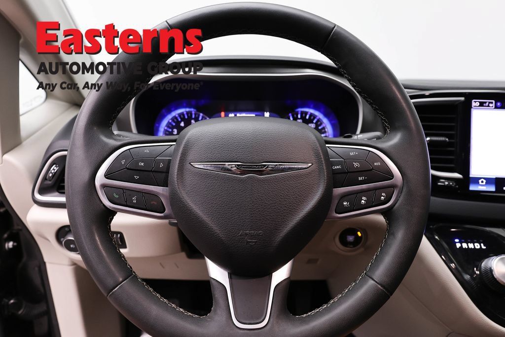 Used 2023 Chrysler Pacifica Touring-L FWD image 12