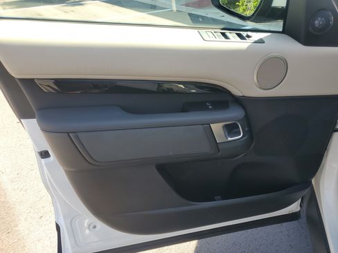 Used 2020 Land Rover Discovery SE AWD/4WD image 9
