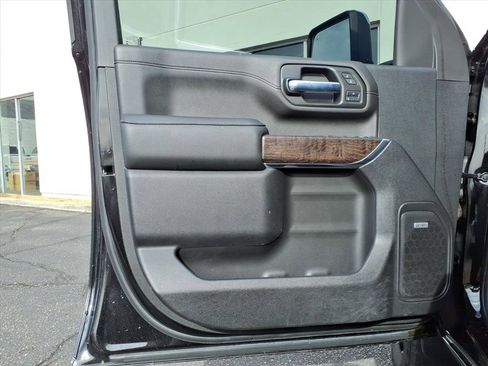 Used 2023 GMC Sierra 2500 Denali w/ Denali Black Diamond Edition image 18