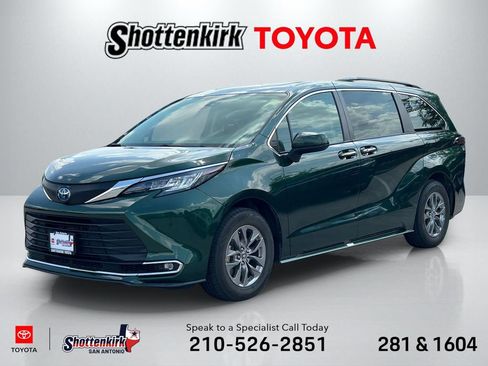 Used 2023 Toyota Sienna XLE FWD image 1