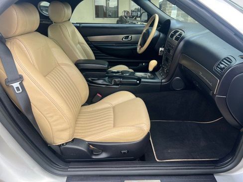Used 2004 Ford Thunderbird image 27