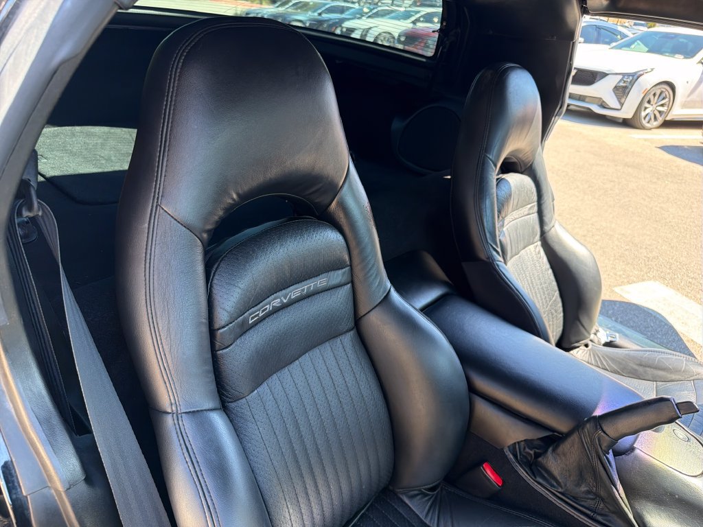 Used 2000 Chevrolet Corvette Coupe w/ Roof Pkg RWD image 28