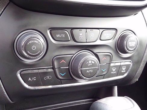 Used 2019 Jeep Cherokee Limited AWD/4WD image 16