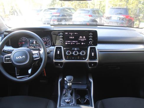 Certified 2023 Kia Sorento LX FWD image 23