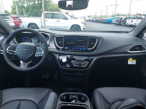 New 2027 Chrysler Pacifica Select w/ S Appearance Package FWD image 15