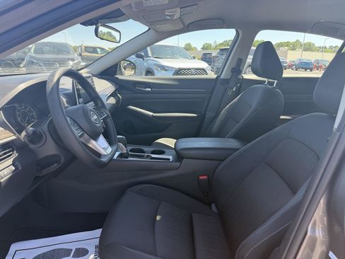 Used 2025 Nissan Altima 2.5 SV FWD image 12