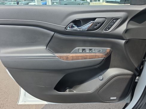 Used 2022 GMC Acadia Denali w/ Denali Ultimate Package FWD image 18