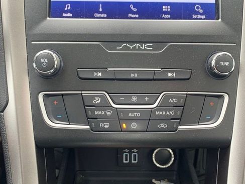 Used 2020 Ford Fusion SE image 15