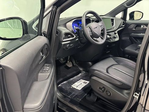 Used 2025 Chrysler Pacifica Select FWD image 14
