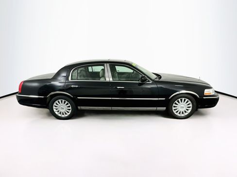 Used 2005 Lincoln Town Car Signature Limited RWD image 10