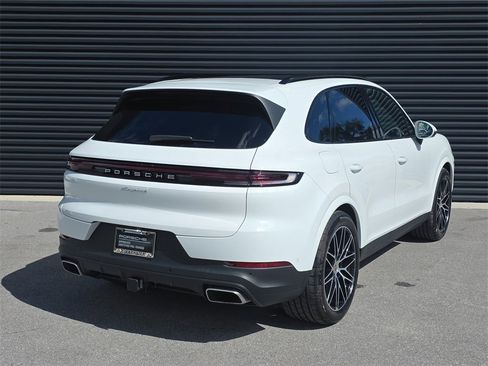 Used 2025 Porsche Cayenne image 7