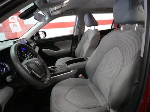 Used 2023 Toyota Highlander LE image 11