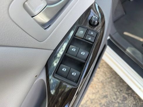Used 2017 Toyota Sienna XLE Premium FWD image 11