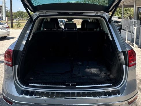 Used 2016 Volkswagen Touareg Sport image 33