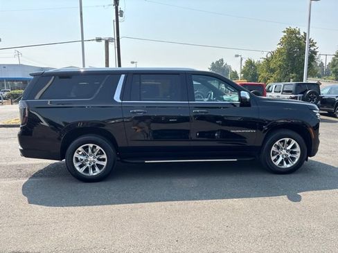 Used 2025 Chevrolet Suburban Premier AWD/4WD image 6