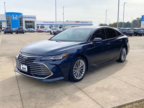 Used 2019 Toyota Avalon Limited image 3