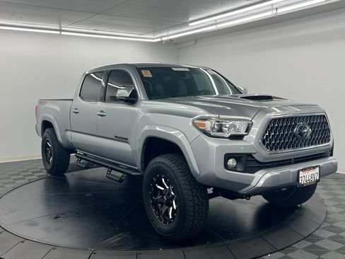 Used 2019 Toyota Tacoma TRD Sport image 2