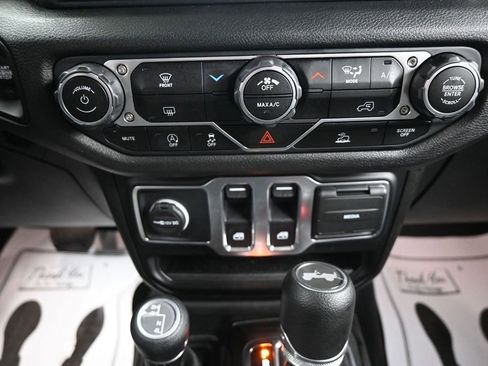 Used 2025 Jeep Wrangler Sport AWD/4WD image 18