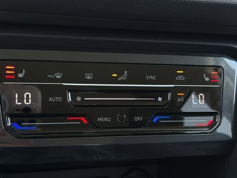 Used 2023 Volkswagen Tiguan SE image 11