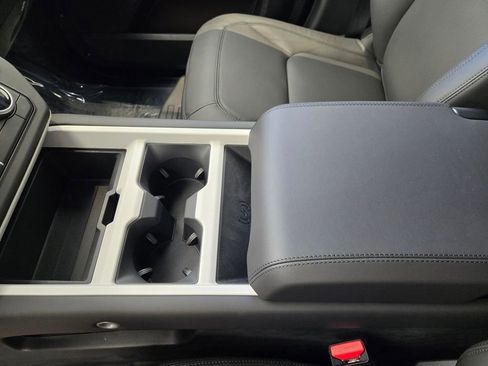 New 2026 Land Rover Defender 110 X-Dynamic SE image 15