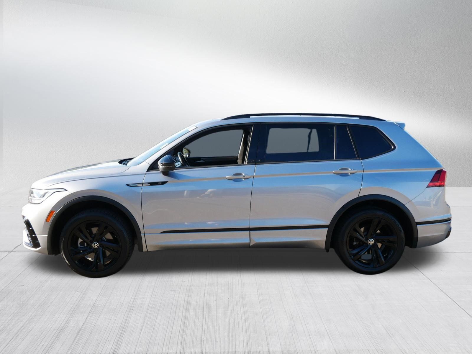 Certified 2024 Volkswagen Tiguan SE R-Line AWD/4WD image 4