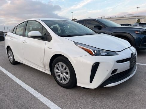 Used 2021 Toyota Prius LE image 2