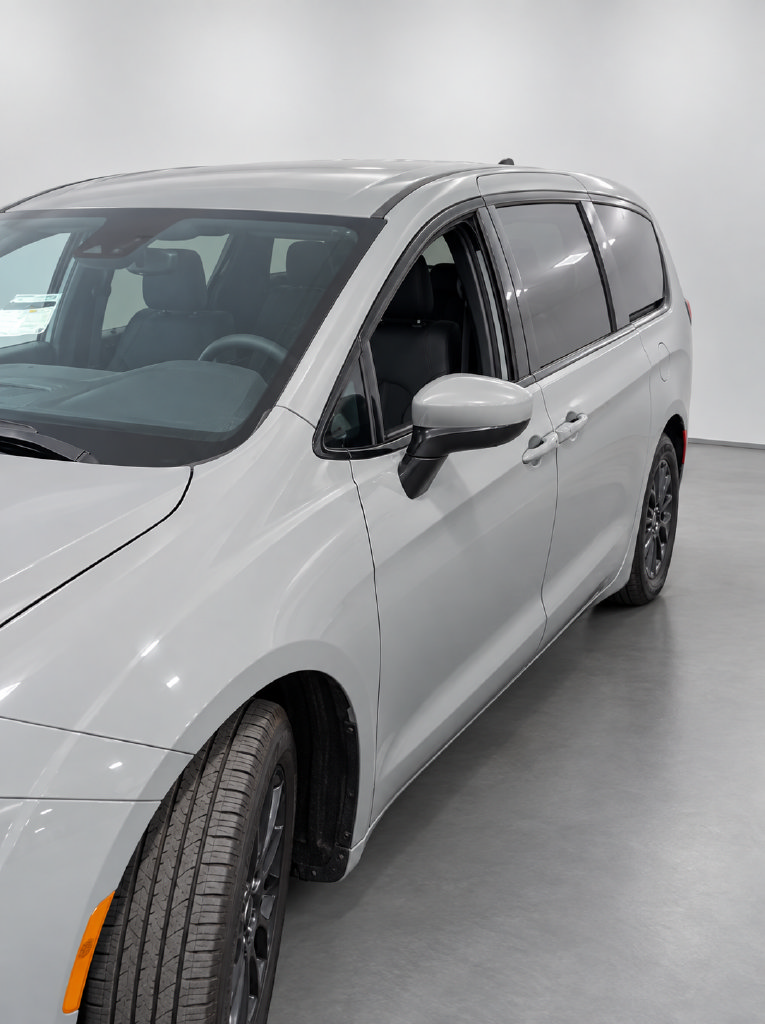 Used 2023 Chrysler Pacifica Touring-L w/ S Appearance Package AWD/4WD image 2