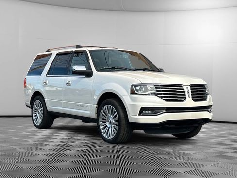 Used 2016 Lincoln Navigator Reserve image 3