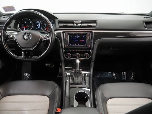 Used 2018 Volkswagen Passat 3.6 image 22