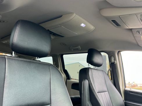 Used 2015 Chrysler Town & Country Touring image 16