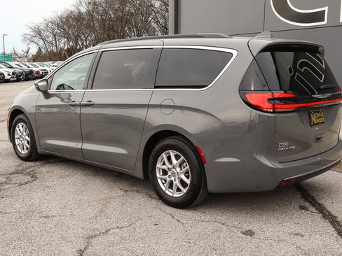 Used 2022 Chrysler Pacifica Touring-L image 6