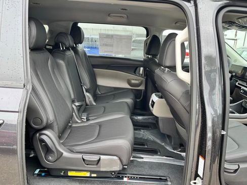 New 2026 Kia Carnival FWD image 21