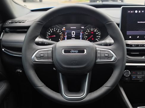 Used 2026 Jeep Compass Limited AWD/4WD image 12