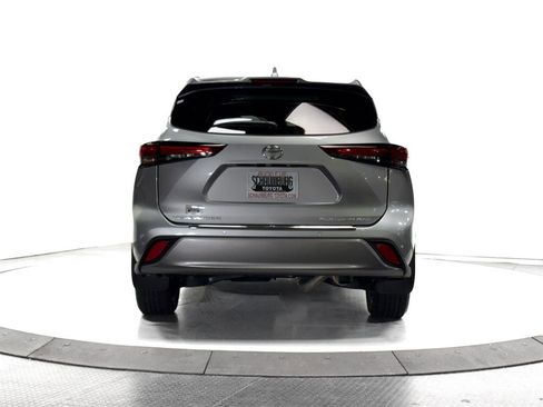 Used 2024 Toyota Highlander Platinum image 10