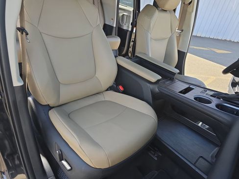 Used 2021 Toyota Sienna XLE FWD image 14