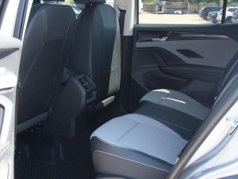 Certified 2025 Volkswagen Tiguan SE FWD image 18