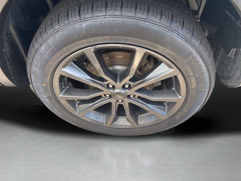 Used 2019 Ford Explorer XLT w/ Equipment Group 202A AWD/4WD image 9