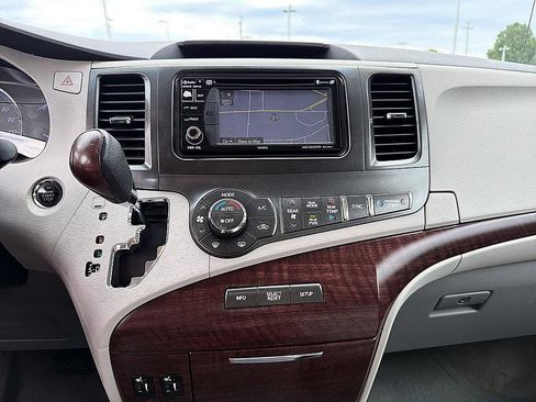 Used 2013 Toyota Sienna XLE w/ Entertainment Pkg FWD image 17