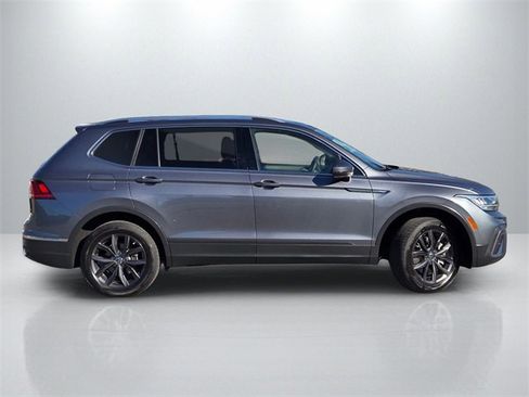 Used 2024 Volkswagen Tiguan SE image 3