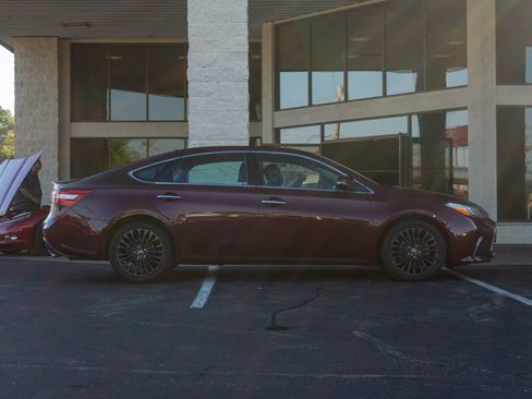 Used 2017 Toyota Avalon Touring image 4